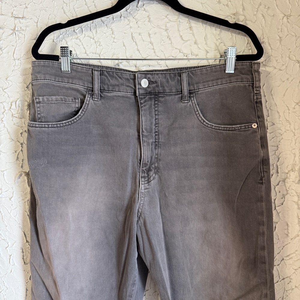 Pilcro Women’s Charcoal Relaxed Jeans - Picture 2 of 10